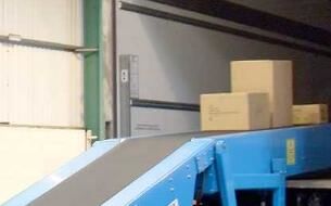 與傳統(tǒng)裝卸設備相比，自動裝車機有什么特點呢？